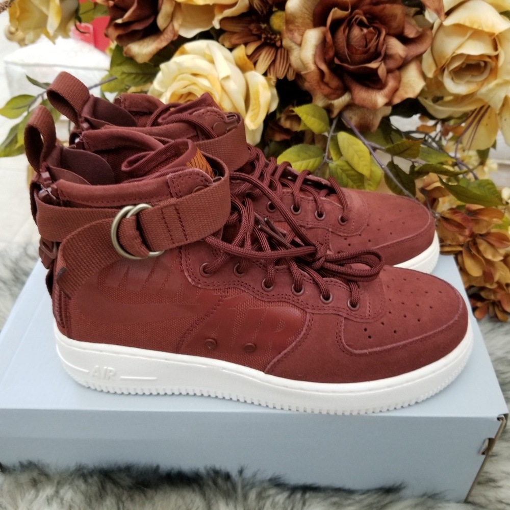 Nike SF Air Force 1 Mid Shoes - Picture 3 of 8